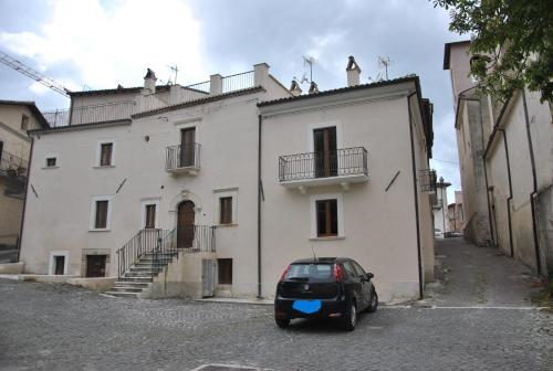 a black car parked in front of a building at a casa di Franco in Civitaretenga