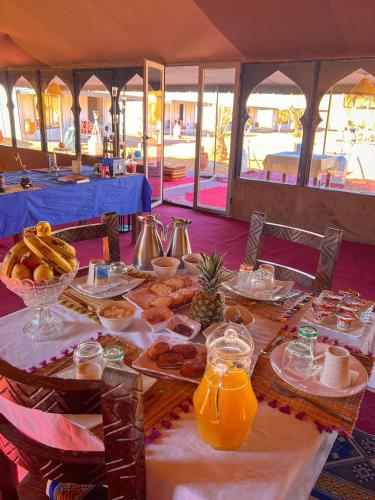 Jídlo v luxury tent nebo okolí