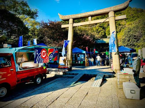 a food truck is parked next to a market at 祇園鞆家 貸切の御宿 大人数宿泊オススメ& 連泊weeklyぶちお得 in Tomo