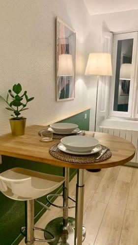 - une table avec des assiettes dans une pièce dans l'établissement Studio Lumineux 2 Pers Centre, à Toulouse