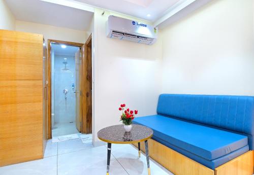 Ruang duduk di Northern palace - 1 Min From Connaught Place & New Delhi Railway Station