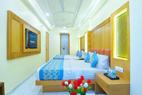 Televisyen dan/atau pusat hiburan di Northern palace - 1 Min From Connaught Place & New Delhi Railway Station