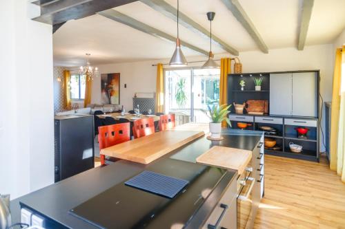 - une cuisine avec une grande île dans une chambre dans l'établissement La Villa du Bourg Neuf, à Douvaine