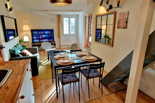 une cuisine et un salon avec une table et des chaises dans l'établissement Cocon ensoleillé centre ville historique, Clim Wifi 4 people, à Aix-en-Provence