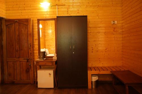 Una cocina o zona de cocina en labdhi Resorts Masinagudi- Stag Groups not allowed
