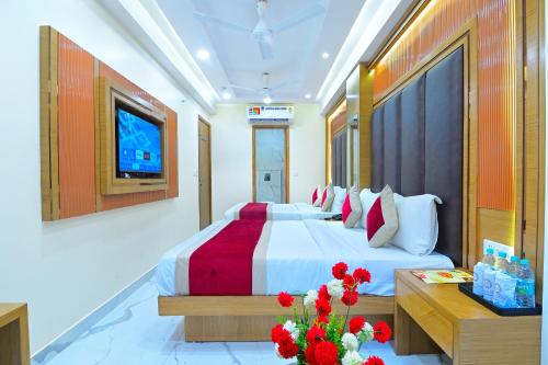Katil atau katil-katil dalam bilik di Northern palace - 1 Min From Connaught Place & New Delhi Railway Station