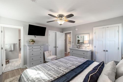 a bedroom with a bed and a ceiling fan at OBX Beach Gnome in Kill Devil Hills