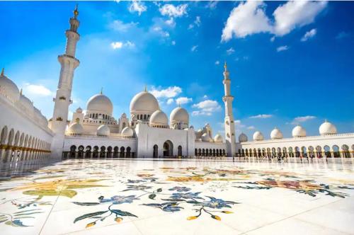 a view of the sheikh zayed mosque at Bright Stay Abu Dhabi in Abu Dhabi