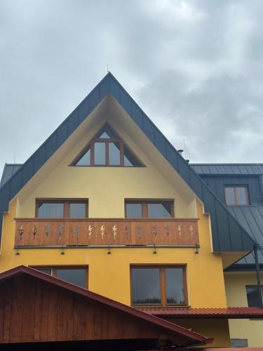 Cosy mountain home by the pond