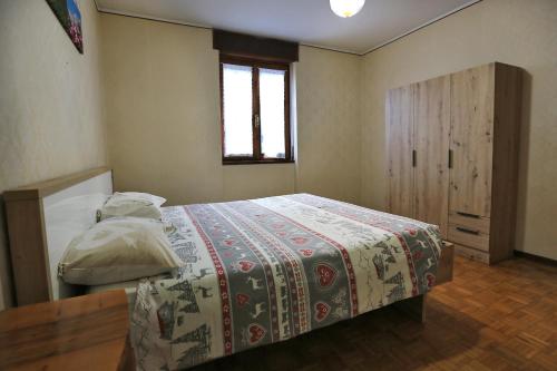 コーレレにあるCasa Valentinaのベッドと窓のある寝室