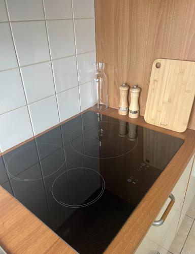 une cuisine avec un comptoir avec un appareil en verre dessus dans l'établissement Bulle, à Saint-Martin-des-Champs