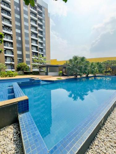Bazén v ubytování 1 BR condo with private balcony in Taytay nebo v jeho okolí
