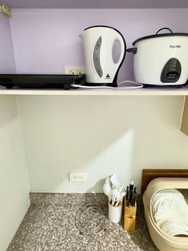 Příslušenství pro přípravu čaje a kávy v ubytování 1 BR condo with private balcony in Taytay