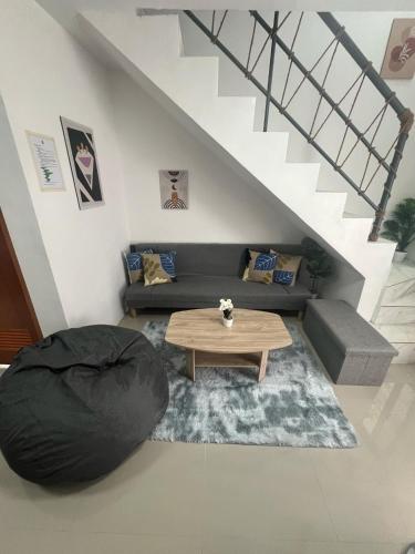 Ruang duduk di Eko's Crib Unit 49