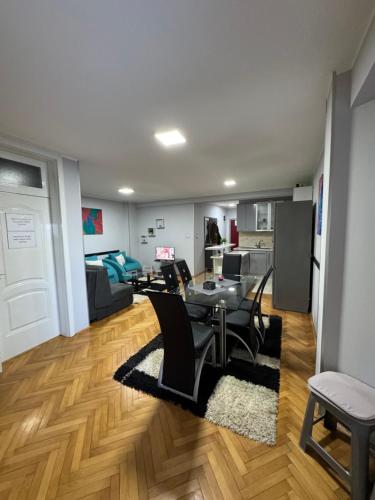 a room with a table and chairs and a couch at M&G centar grada in Požarevac