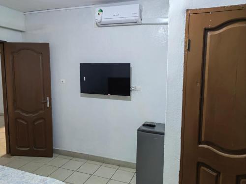 a room with a flat screen tv on a wall at Tadagbe Appart in Cotonou