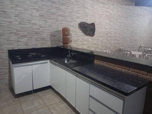 a kitchen with a sink and a counter top at Rancho da Diversão com 4 quartos in Sao Paulo