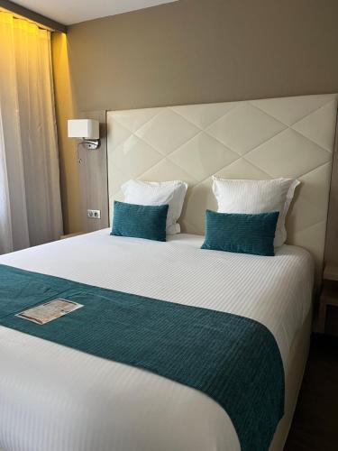 Ένα ή περισσότερα κρεβάτια σε δωμάτιο στο Hotel Normandy