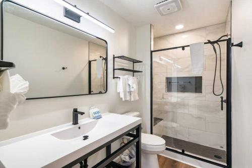 Koupelna v ubytování Entertainment - Outdoor Pool - 1 Mile To Parkway!