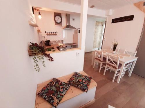 un salon avec une table et une salle à manger dans l'établissement Les fontaines, à Saint-Vincent