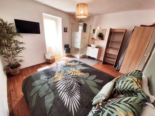 - un salon avec un canapé et un lit dans l'établissement Les fontaines, à Saint-Vincent