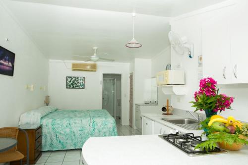 Kuchyň nebo kuchyňský kout v ubytování Sunhaven Beach Bungalows