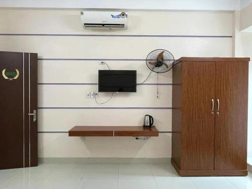 Μια τηλεόραση ή/και κέντρο ψυχαγωγίας στο Thúy Tiên Hotel LC - by BAY LUXURY