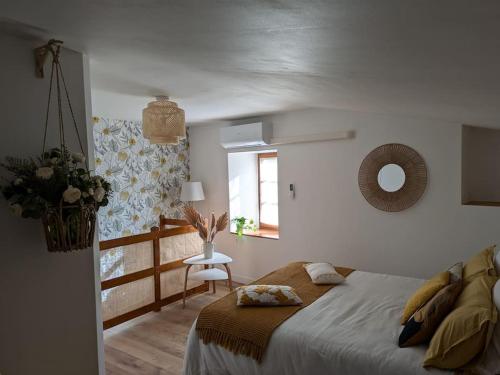 ein Schlafzimmer mit großem Bett und Fenster in der Unterkunft Evasion vintage in La Sauvetat