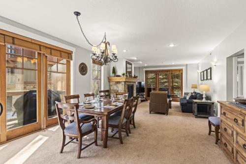 Χώρος καθιστικού στο TOWN POINTE C101 condo