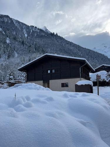 un grand tas de neige devant un bâtiment dans l'établissement Appartement La Suite Mont-Blanc, à Chamonix-Mont-Blanc