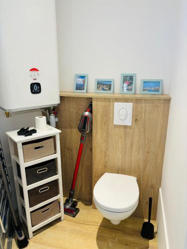 La salle de bains est pourvue de toilettes et d'une serpillière. dans l'établissement appartement 2 chambres vue mer imprenable marine de Sant Ambrogio LUMIO, à Lumio