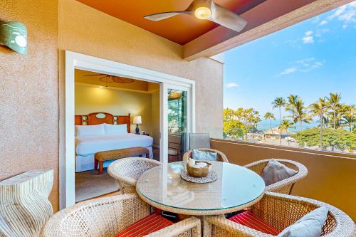 Postel nebo postele na pokoji v ubytování Kahalu'u Beach Villas 1-203