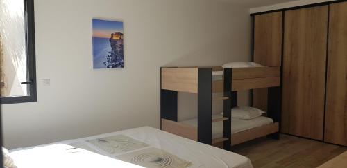 Piccola camera con letto a castello e letto a castello. di Duplex neuf T3 terrasse et jardin proche plages a Pietrosella