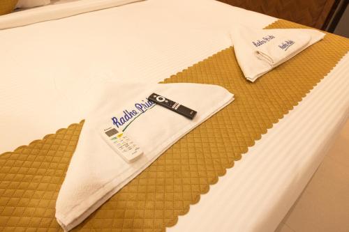 Postel nebo postele na pokoji v ubytování Hotel Radhe Pride Hitech City