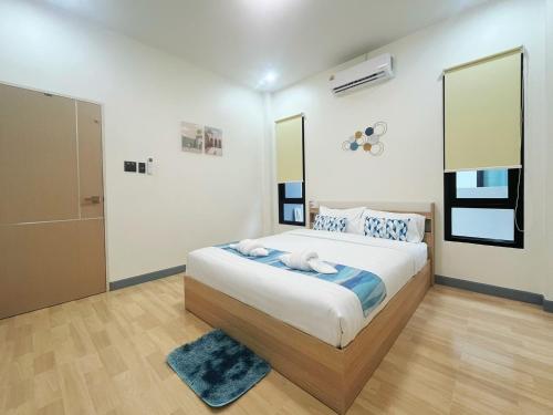 una camera da letto con un letto grande in una stanza di DelZiaNa Bara Budget พักได้ 2 ท่าน a Satun