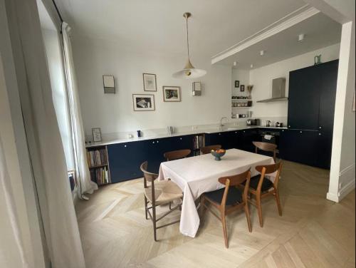 une cuisine et une salle à manger avec une table et des chaises dans l'établissement 3 bedrooms in Montmartre, à Paris