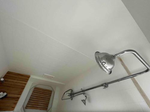 ein Licht an der Decke eines Raumes in der Unterkunft Maison cosy in Larmor-Baden