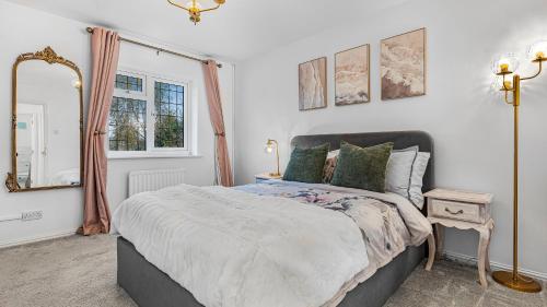 Postel nebo postele na pokoji v ubytování Luxurious 2-Bed Home Near NEC & Airport Ideal for Business or Family Stays