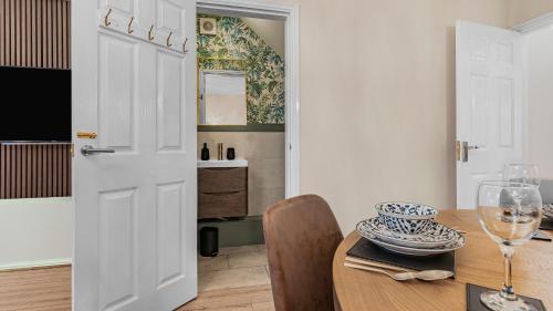 Η κουζίνα ή μικρή κουζίνα στο Luxurious 2-Bed Home Near NEC, BHX Airport & JLR Ideal for Contractors or Lesiure Stays