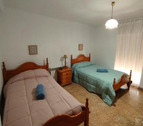 Un dormitorio con dos camas en una habitación. en Casa Karto, en Ronda