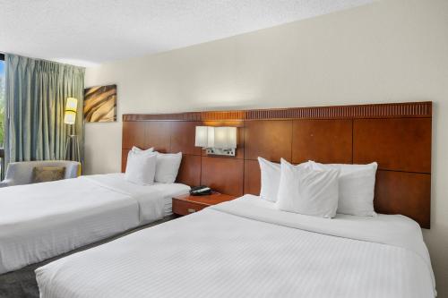 88 Palms Hotel & Event Centerにあるベッド