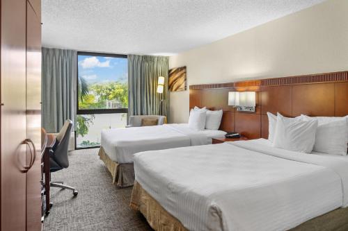 ウェストパームビーチにある88 Palms Hotel & Event Centerのベッドが2つと窓があるホテルの部屋