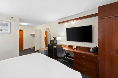 88 Palms Hotel & Event Centerにあるテレビまたはエンターテインメントセンター