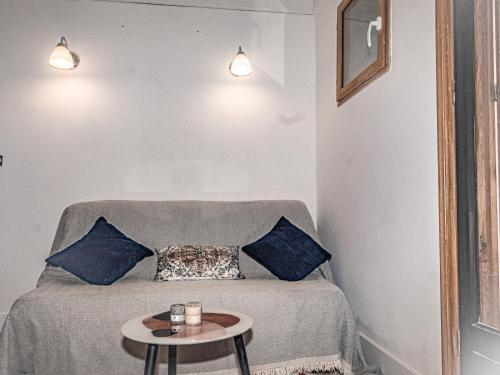 Cette chambre comprend un lit avec deux oreillers et une table. dans l'établissement La Maison by Simone T2, à Cannes