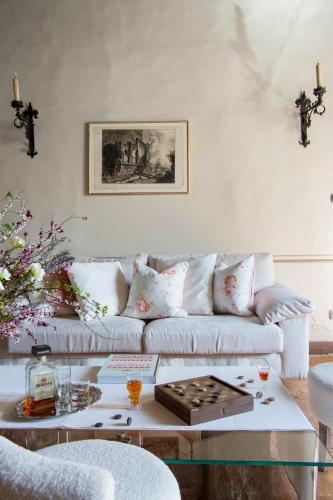 a living room with a couch and a table at Il Castello di San Michele in San Michele in Teverina