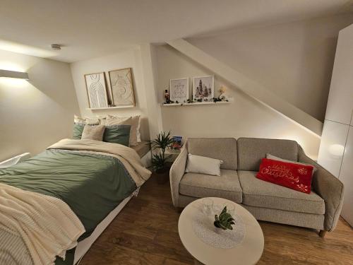 une chambre avec un lit, un canapé et une table dans l'établissement Studio tout confort proche gare et centre-ville, à Strasbourg