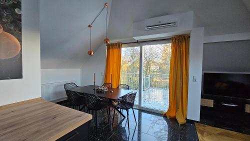 TV a/nebo společenská místnost v ubytování Modern Penthouse APT2 near Frankfurt