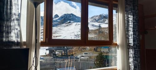 a window with a view of a snow covered mountain at Apartamento a pie de Pistas con Parking Privado in Pas de la Casa