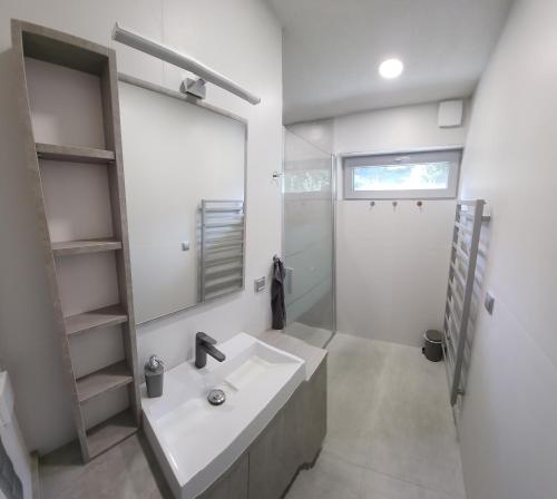 Bilik mandi di v-point apartmán