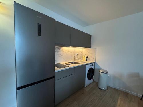 une cuisine avec un évier et une machine à laver dans l'établissement Quality Suite 1 Bedroom Proche Paris & Versailles, à Les-Loges-en-Josas